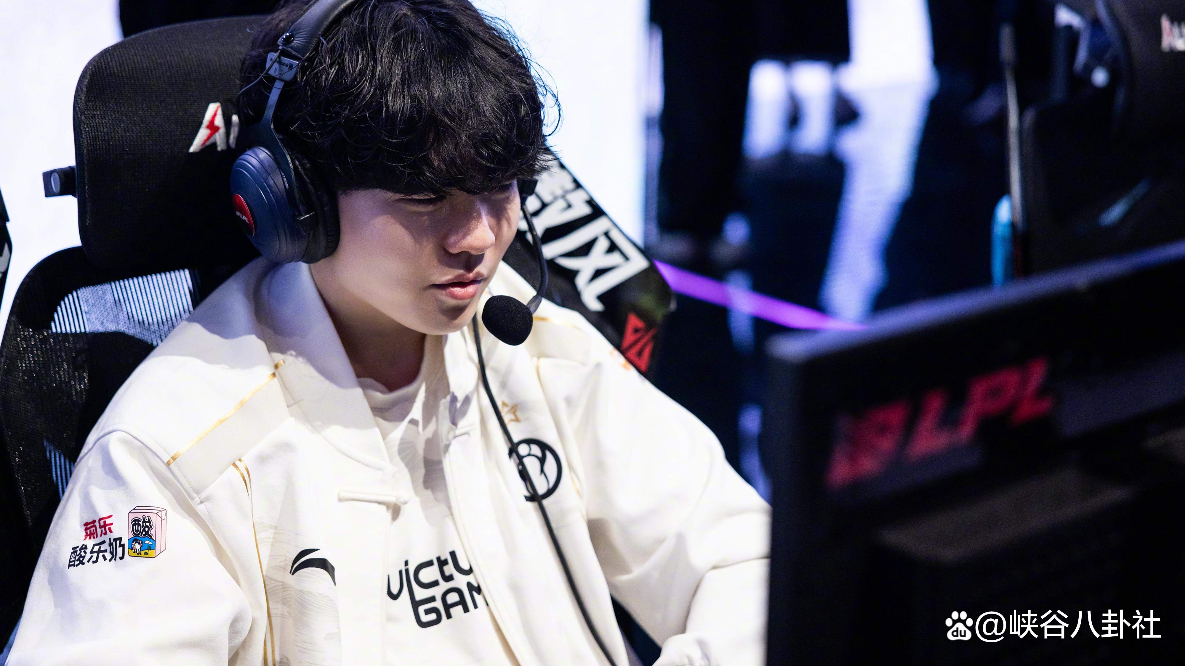 Rookie迎来十二赛季出色发挥，中国队观众热烈欢呼！-九游官网